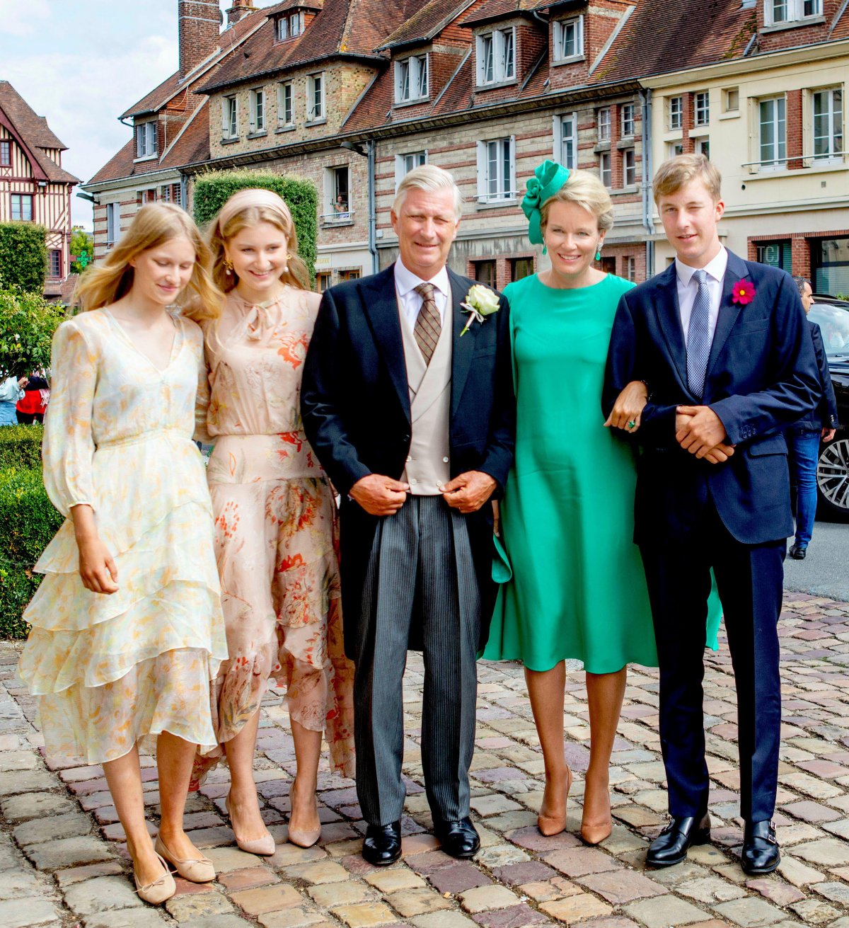 Re Filippo, Regina Matilde, Principessa Elisabetta, Principe Emanuele e Principessa Eleonora del Belgio arrivano all'Eglise Saint-Michel a Pont-l'Eveque, il 03 settembre 2022, per il matrimonio di Conte Charles Henri d'Udekem d'Acoz e Caroline Philippe