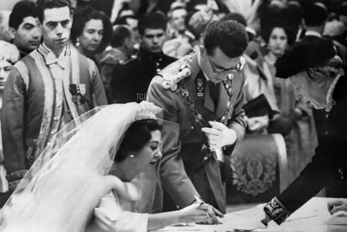 Il Re Baldovino e la Regina Fabiola del Belgio firmano il registro civile dei matrimoni, durante le loro nozze il 15 dicembre 1960 al castello reale di Bruxelles