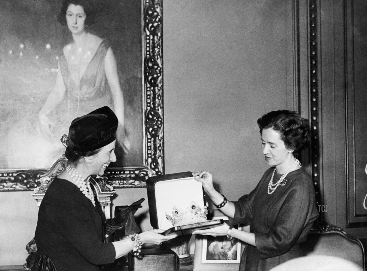 Doña Fabiola de Mora y Aragón, promessa sposa e futura Regina Fabiola del Belgio (A destra) ricevette un diadema come regalo nuziale, da Doña Carmen Polo de Franco (A sinistra), moglie di Francisco Franco, il 6 dicembre 1960