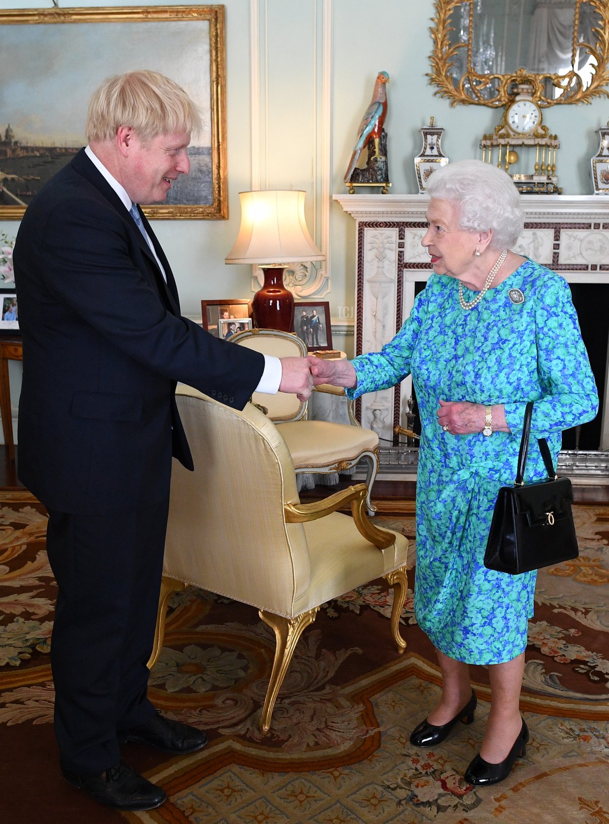 La regina Elisabetta II dà il benvenuto al nuovo leader eletto del partito conservatore, Boris Johnson, durante un'udienza in cui lo ha invitato a diventare Primo Ministro e formare un nuovo governo a Buckingham Palace il 24 luglio 2019 a Londra, Inghilterra