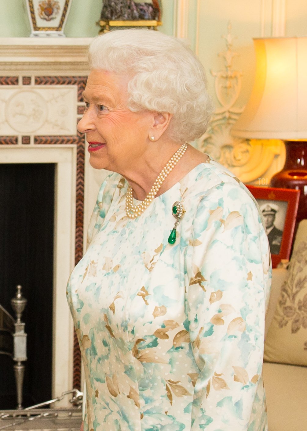 La regina Elisabetta II accoglie Theresa May all'inizio di un'udienza in cui ha invitato l'ex Segretario agli Interni a diventare Primo Ministro e formare un nuovo governo a Buckingham Palace il 13 luglio 2016 a Londra, Inghilterra