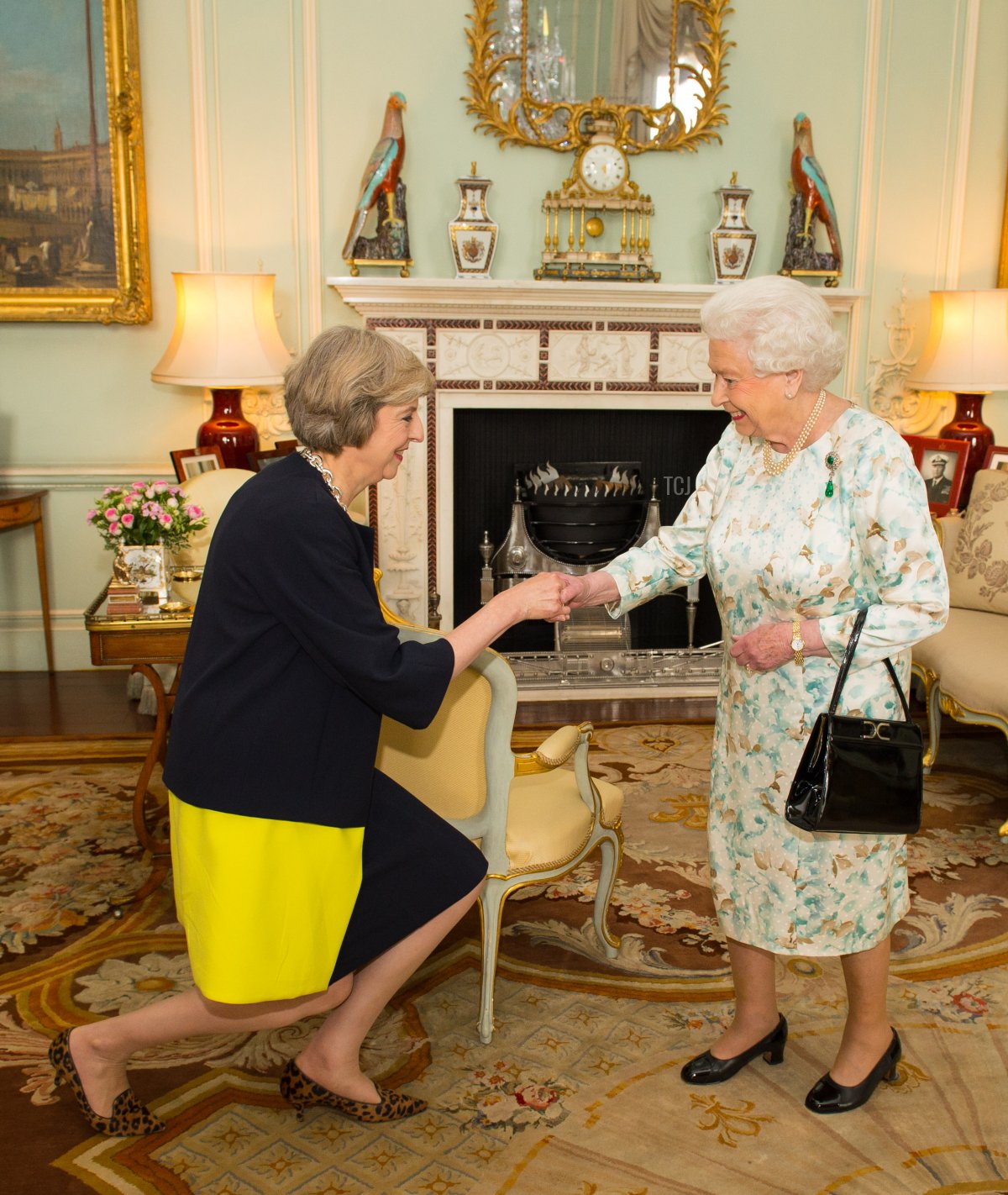 La regina Elisabetta II accoglie Theresa May all'inizio di un'udienza in cui ha invitato l'ex Segretario agli Interni a diventare Primo Ministro e formare un nuovo governo a Buckingham Palace il 13 luglio 2016 a Londra, Inghilterra