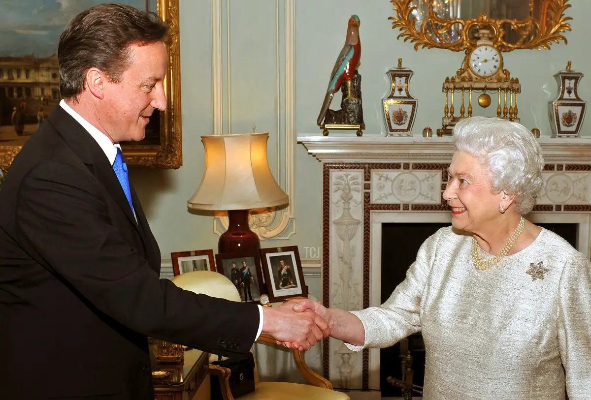 La regina britannica Elisabetta (R) saluta il leader del partito conservatore David Cameron, per un'udienza in cui l'ha invitato a essere il prossimo Primo Ministro britannico, a Buckingham Palace nel centro di Londra l'11 maggio 2010