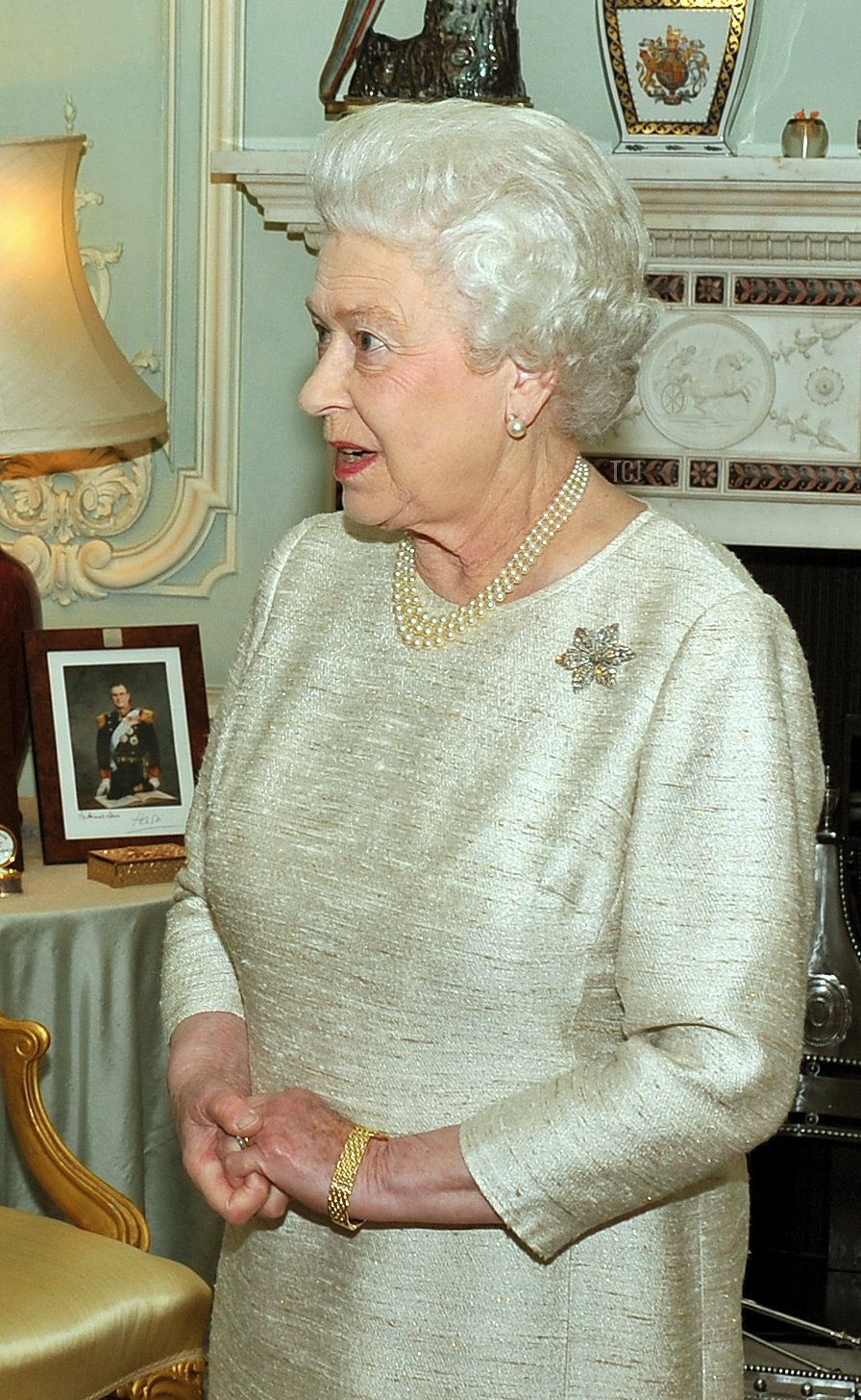 La regina britannica Elisabetta saluta il leader del partito conservatore David Cameron, per un'udienza in cui l'ha invitato a essere il prossimo Primo Ministro britannico, a Buckingham Palace nel centro di Londra l'11 maggio 2010