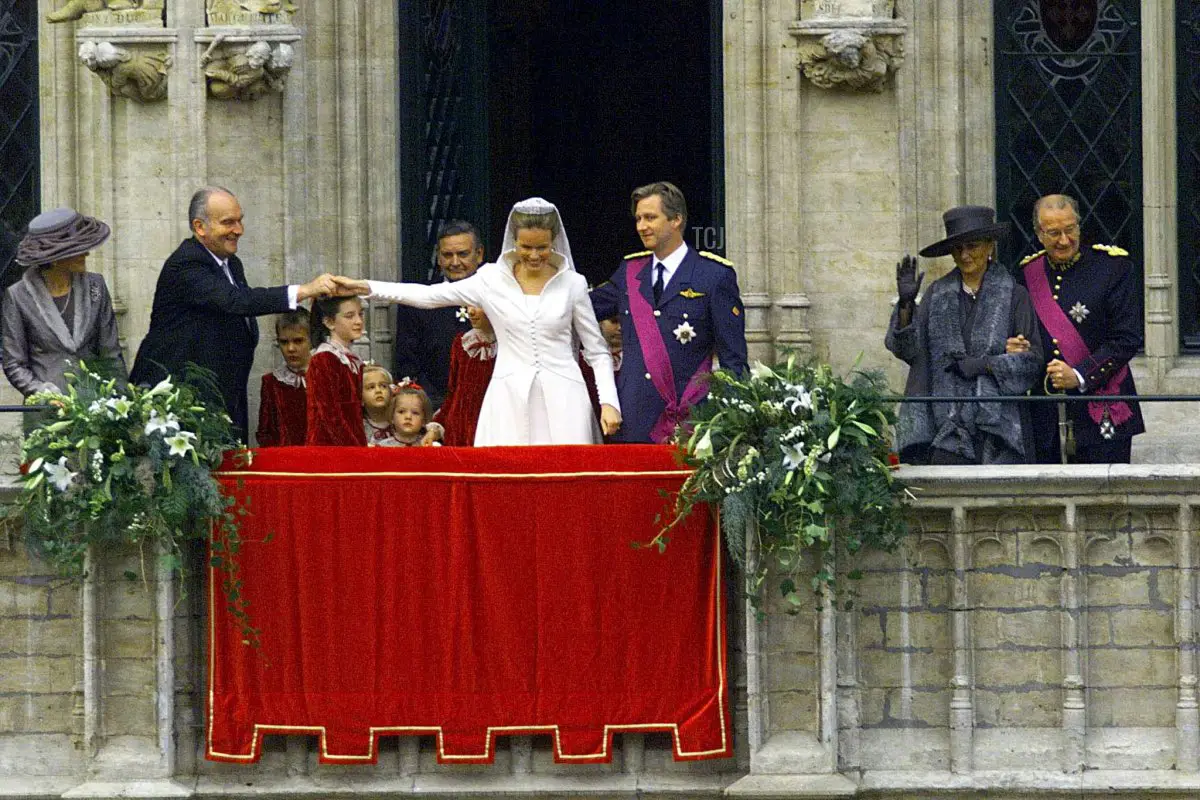 Il Principe Philippe del Belgio e la Principessa Mathilde entrano nel balcone dell'ufficio del sindaco di Bruxelles dopo la loro cerimonia di matrimonio civile il 4 dicembre 1999