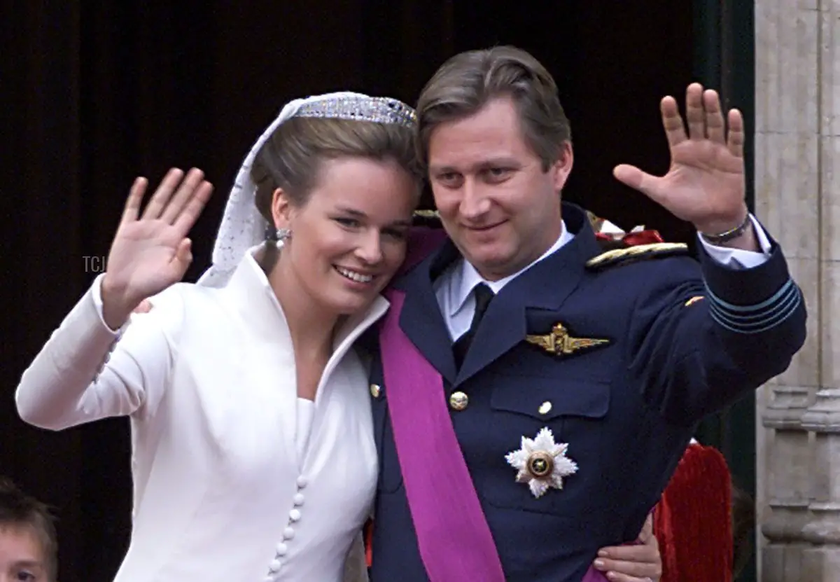 Il Principe ereditario Philippe del Belgio e la Principessa Mathilde salutano la folla dal balcone dell'Ufficio del Sindaco di Bruxelles il 4 dicembre 1999, dopo il loro matrimonio civile