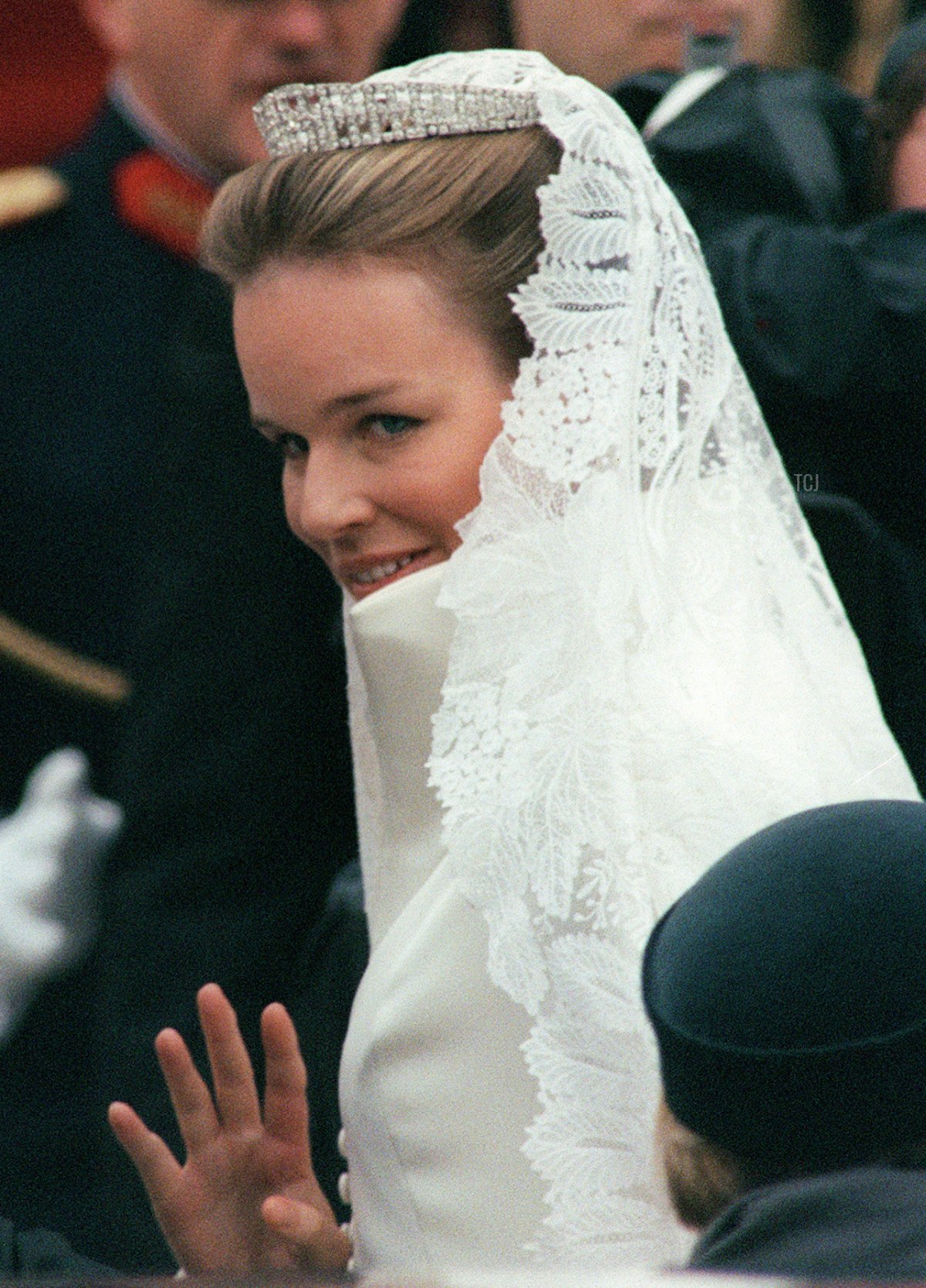 La Principessa Mathilde arriva alla cattedrale di St Michel e Gudule a Bruxelles il 4 dicembre 1999, prima della cerimonia religiosa del suo matrimonio con il Principe Philippe del Belgio