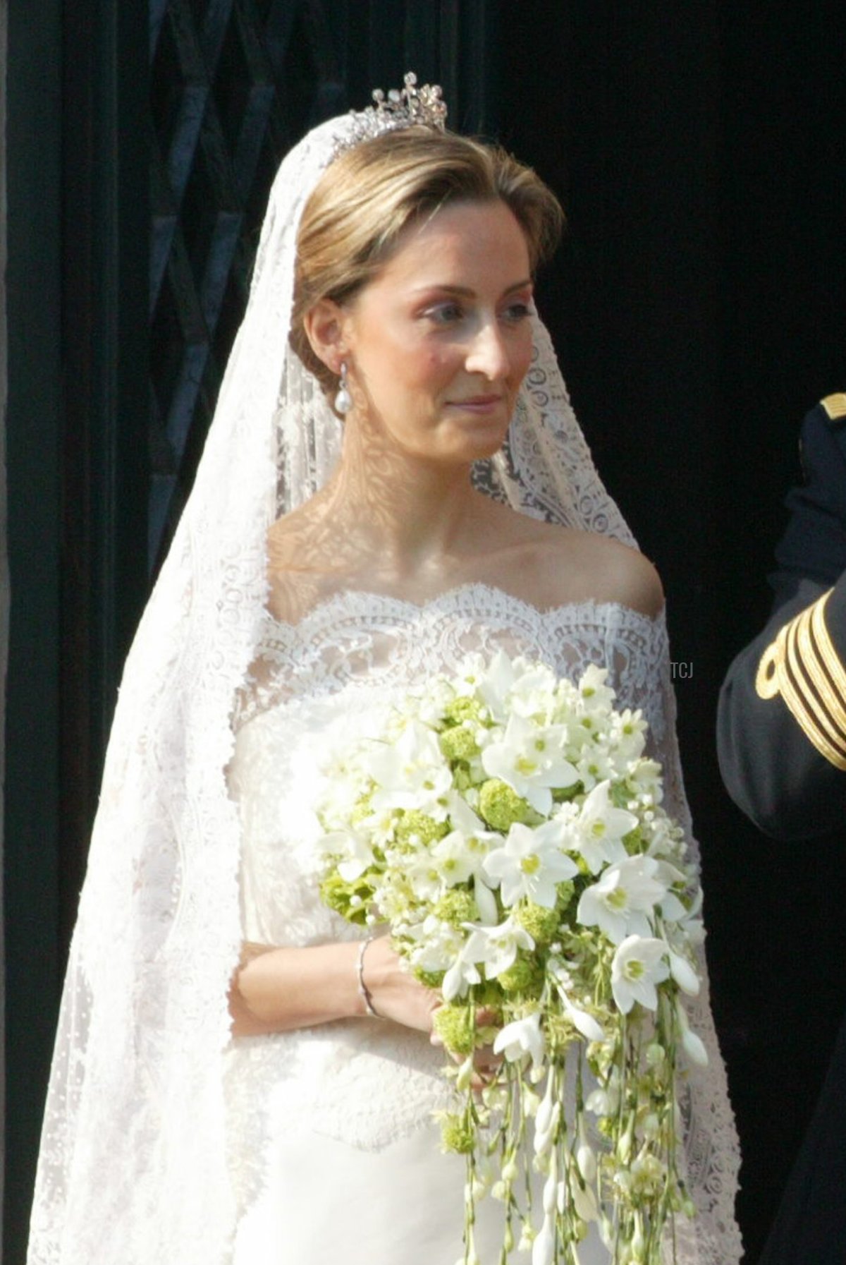 Il principe Laurent del Belgio e la sua sposa Claire Coombs salutano la folla dal balcone del municipio di Bruxelles il 12 aprile 2003 a Bruxelles, Belgio