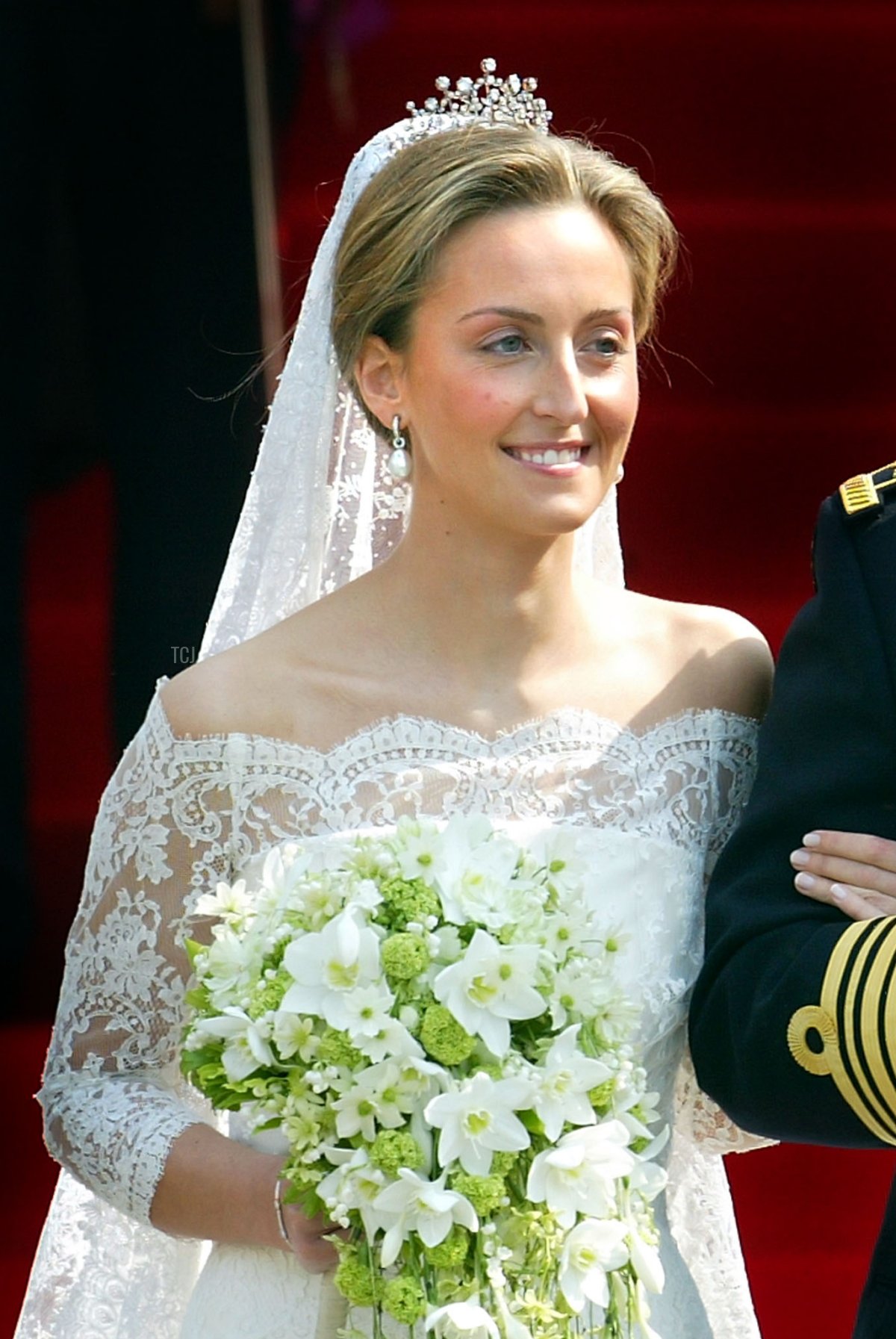 Il principe Laurent del Belgio e la sua sposa Claire Coombs lasciano la Cattedrale di San Michele e San Gudula dopo la cerimonia di matrimonio il 12 aprile 2003 a Bruxelles, Belgio