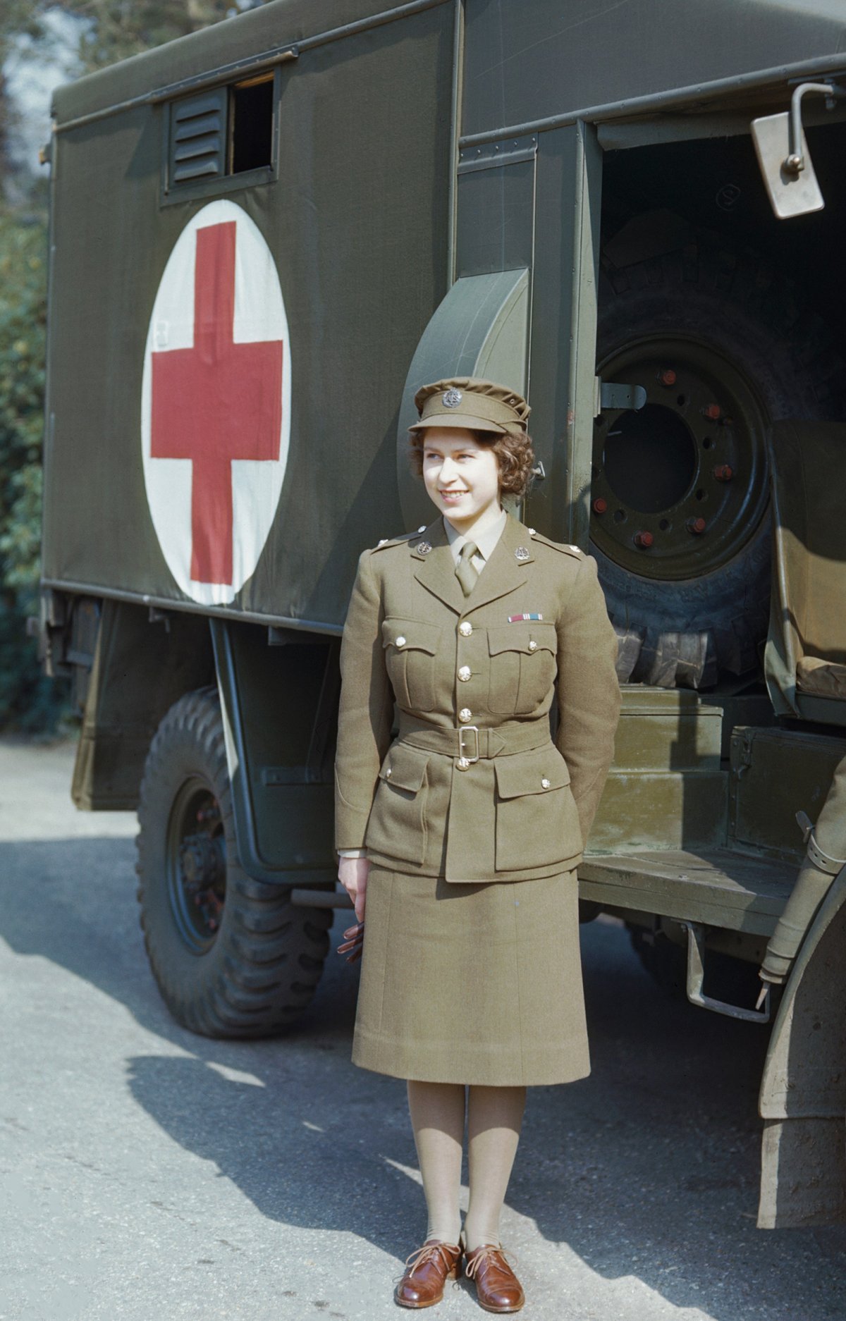 La Principessa Elizabeth, un 2° sottotenente dell'A.T.S., in piedi di fronte a un'ambulanza, aprile 1945