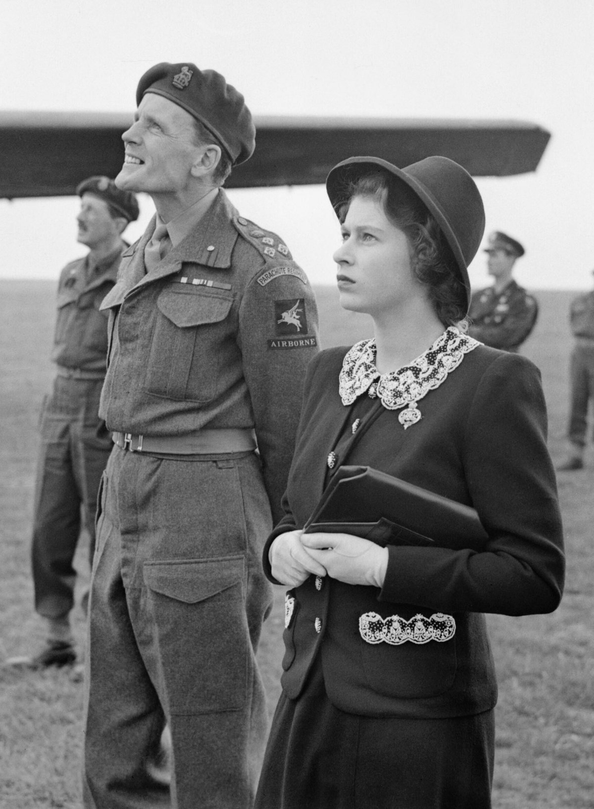 HRH Principessa Elizabeth osserva paracadutisti durante una visita alle forze aeree in Inghilterra in vista del D-Day, 17 maggio 1944