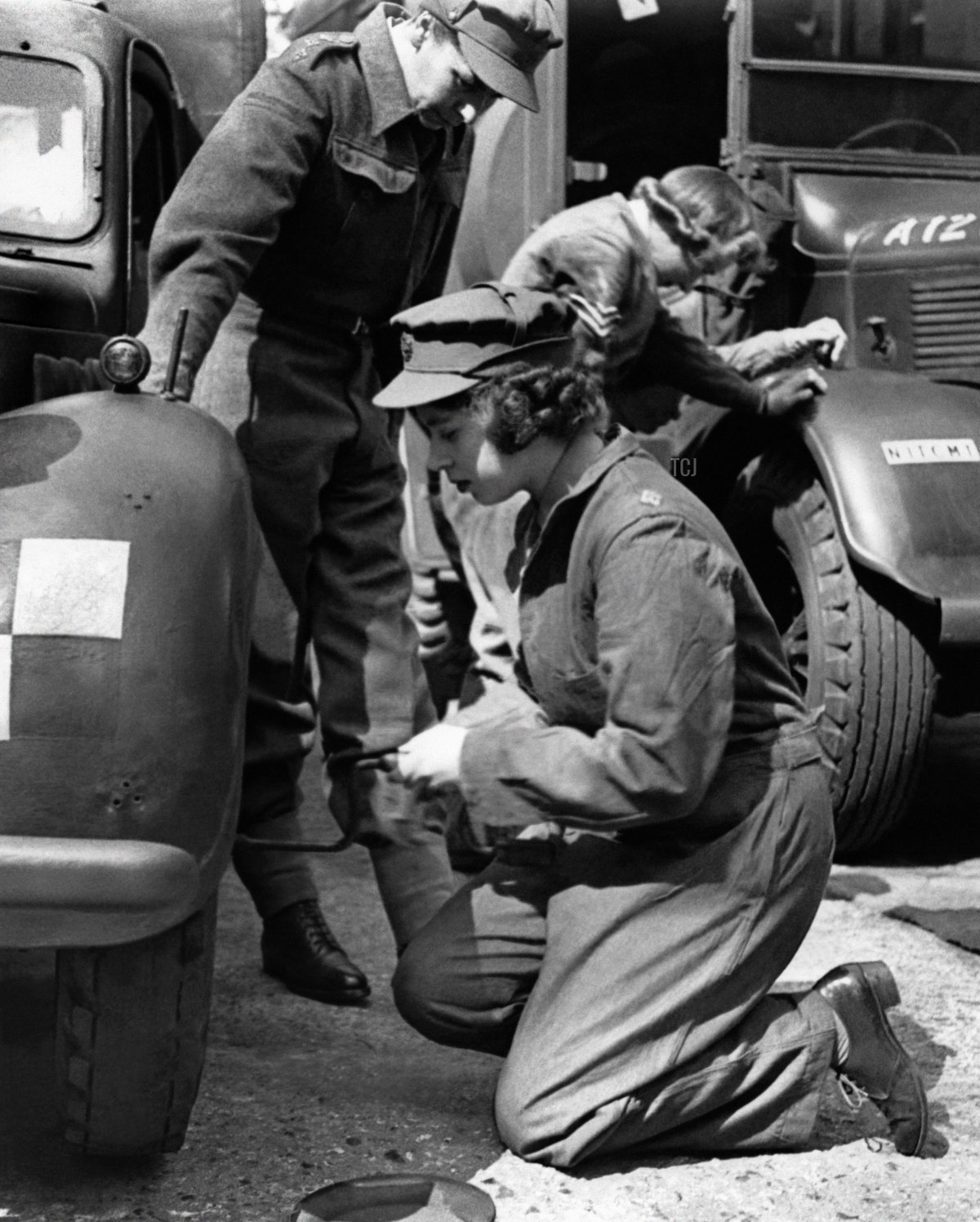 La Principessa Elizabeth cambia la ruota della sua auto durante l'addestramento in un centro di formazione A.T.S., nell'Inghilterra meridionale, nel 1945