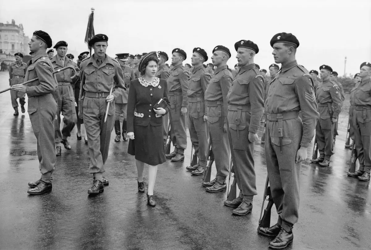 La Principessa Elizabeth ispeziona una guardia d'onore durante una visita reale al 2° Battaglione (Corazzato) dei Grenadier Guards, 5ª Brigata Corazzata dei Guards, Divisione Corazzata dei Guards, a Hove, 17 maggio 1944