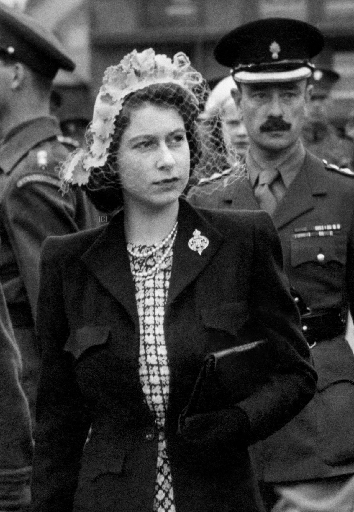 La Principessa Elizabeth di York ispeziona il battaglione di addestramento dei Grenadier Guards, negli anni '40, presso le Caserme Victoria, a Belfast