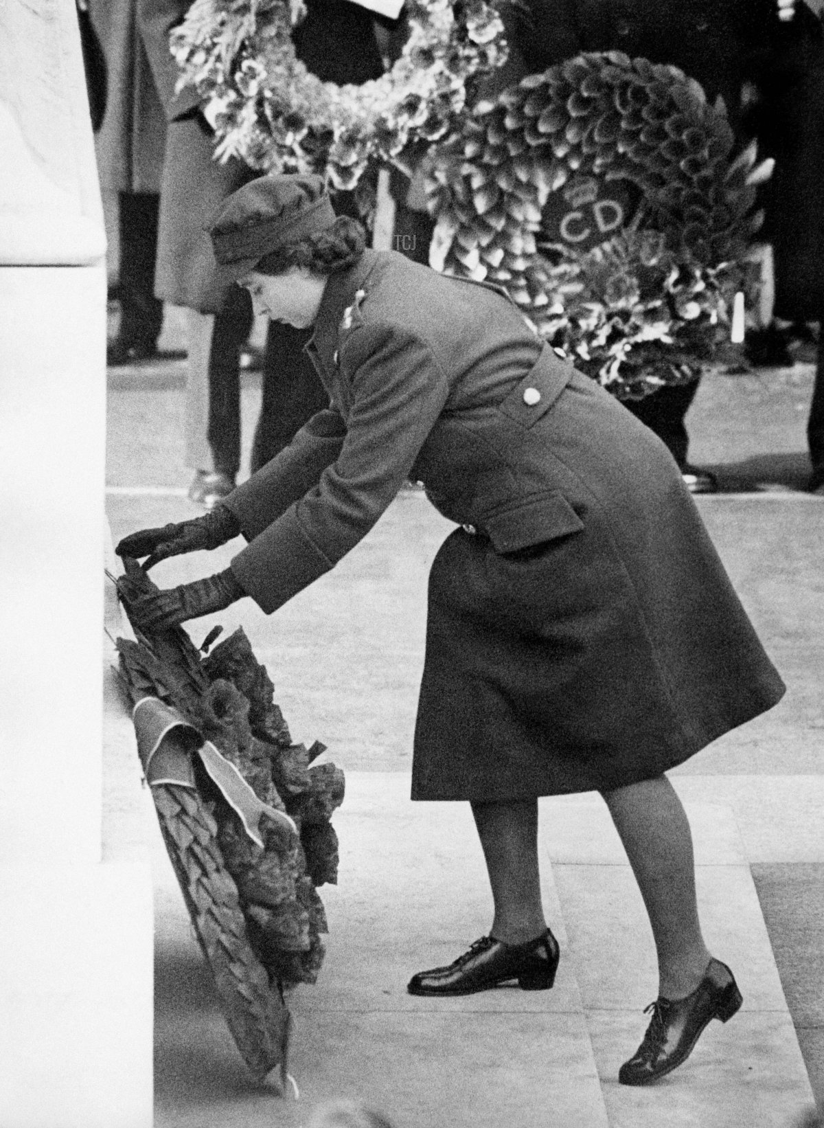 La Principessa Elizabeth di York, futura Regina Elisabetta II, in uniforme A.T.S., depone una corona al Cenotafio durante la prima cerimonia di armistizio dal 1938, l'11 novembre 1945, a Londra