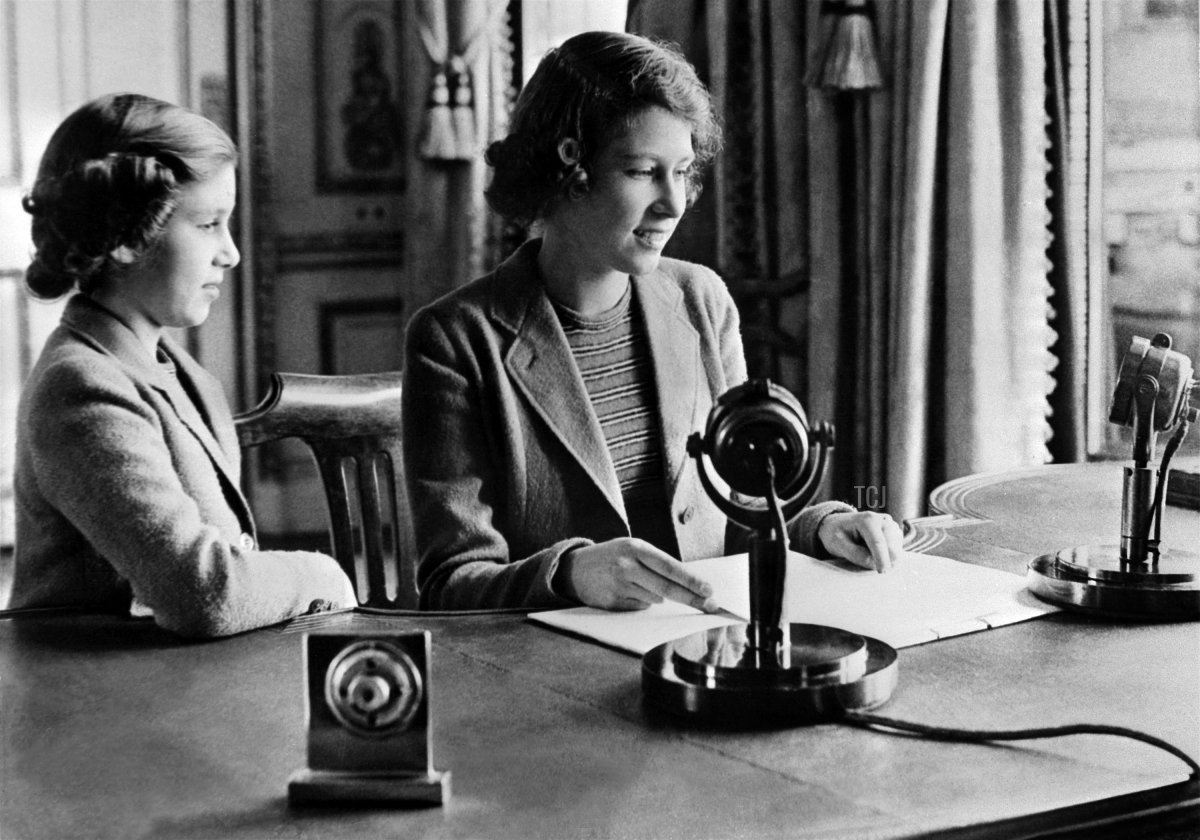 Una foto scattata nell'ottobre 1940 a Windsor mostra la Principessa Elizabeth (futura Regina Elisabetta II) e sua sorella Principessa Margaret inviare un messaggio durante il programma per bambini della BBC, particolarmente ai bambini in evacuazione a causa della Seconda Guerra Mondiale