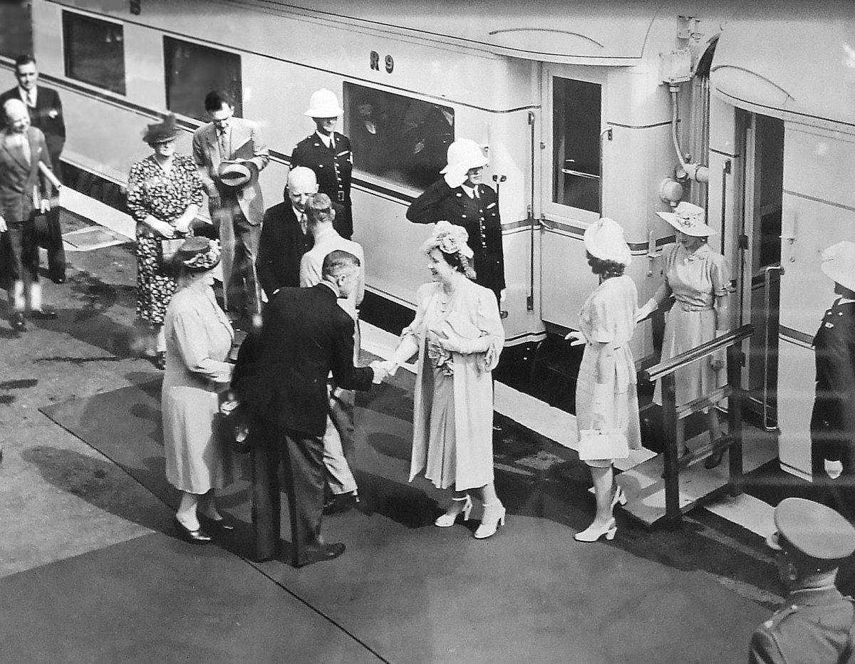 La Regina Elisabetta, consorte del re Giorgio VI di Gran Bretagna, arriva alla Stazione di Worcester, Cape Province, Sudafrica durante il Royal Tour del Dominio nel 1947