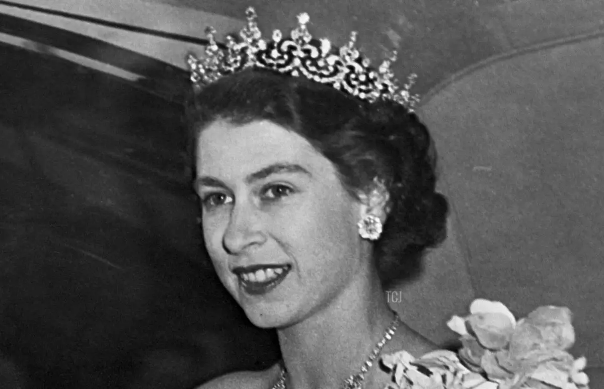 Ritratto scattato il 07 giugno 1951 della Principessa Elisabetta di Gran Bretagna, futura Regina, con una tiara di diamanti