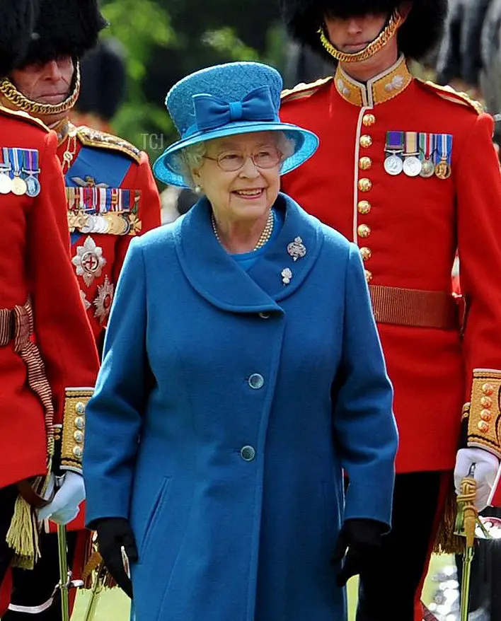 La Regina Elisabetta II ispeziona i Grenadier Guards prima di presentare i loro nuovi colori nel giardino di Buckingham Palace l'11 maggio 2010 a Londra, Inghilterra