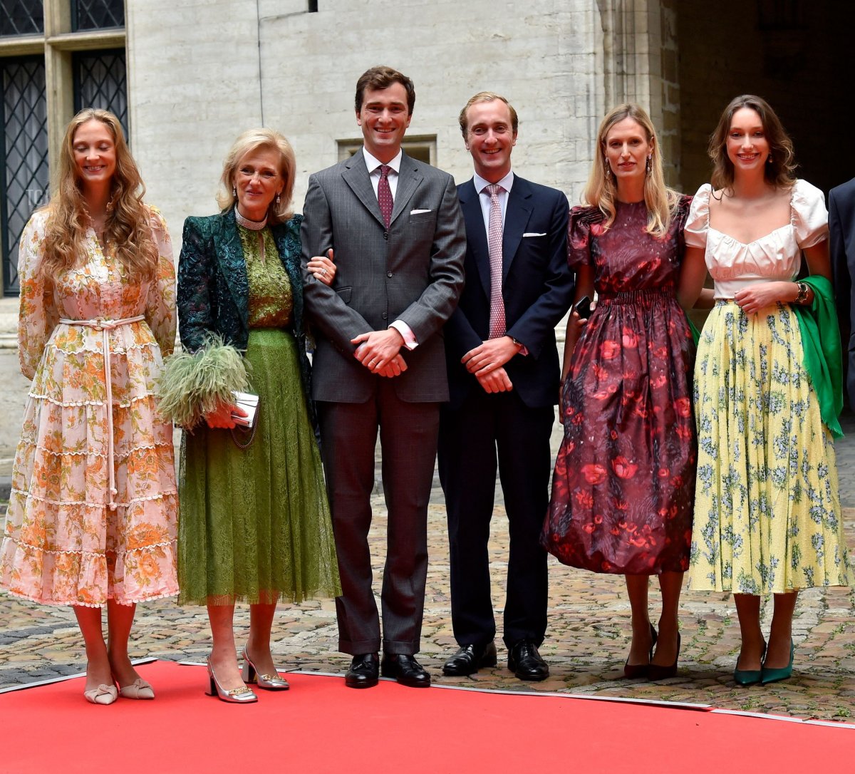 Il Sindaco di Bruxelles Philippe Close, la Principessa Luisa Maria del Belgio, la Principessa Astrid del Belgio, il Principe Amedeo del Belgio, il Principe Joachim del Belgio, Elisabetta Rosboch von Wolkenstein e la Principessa Laetitia Maria del Belgio posano mentre arrivano al Municipio per il matrimonio ufficiale della Principessa Maria-Laura del Belgio e William Isvy a Bruxelles il 10 settembre 2022