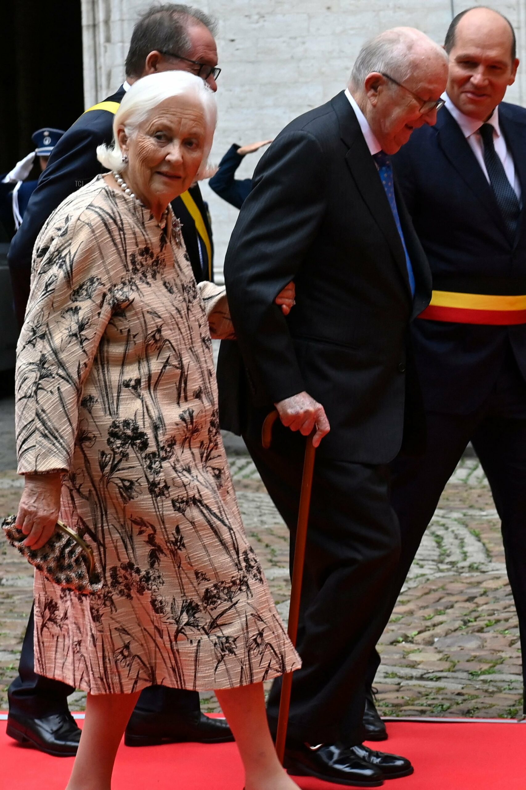 L'ex Regina Paola del Belgio (a sinistra) e il Re Alberto II del Belgio (2° a destra) vengono accolti dal Sindaco di Bruxelles Philippe Close (a destra) mentre arrivano al Municipio per il matrimonio ufficiale della Principessa Maria-Laura del Belgio e William Isvy a Bruxelles il 10 settembre 2022