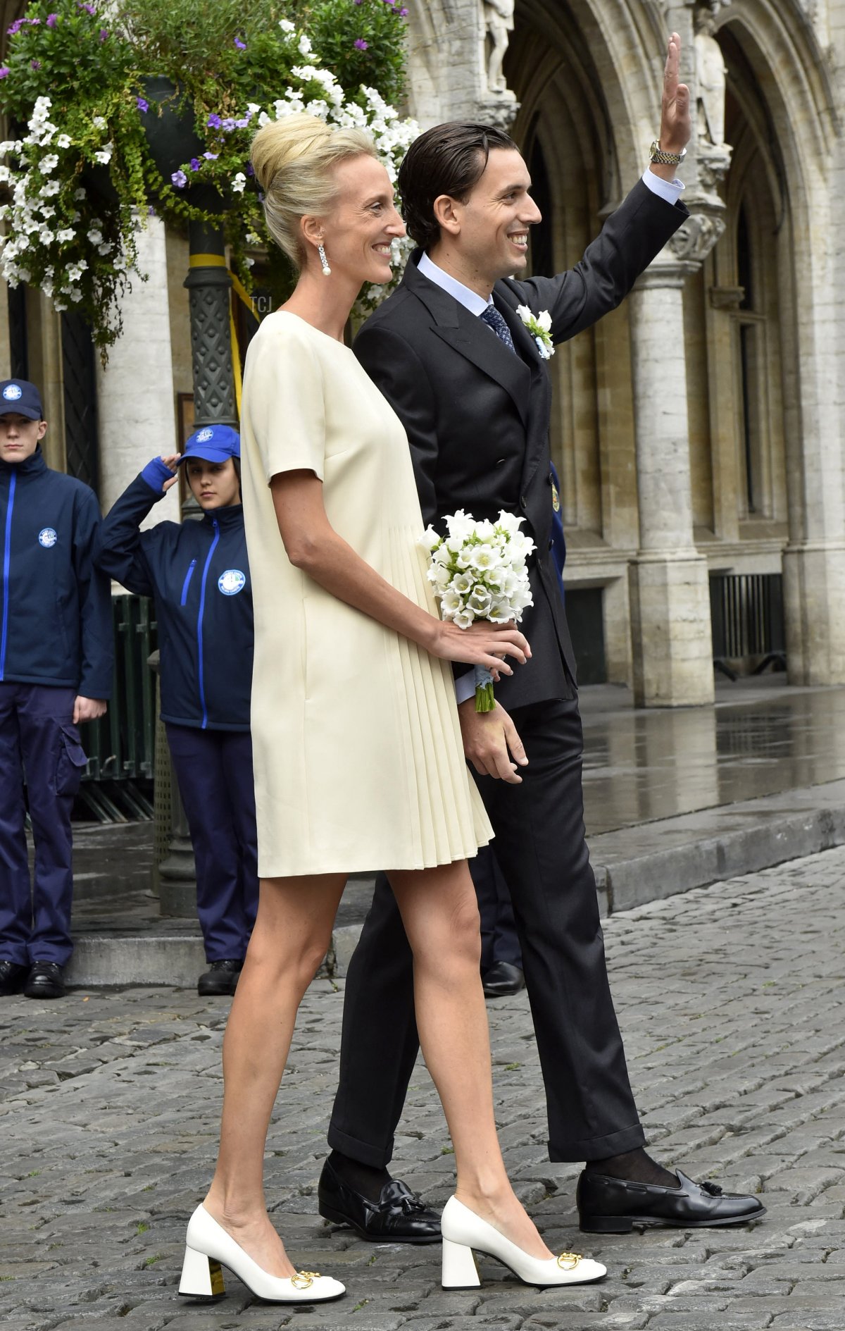 La Principessa Maria-Laura del Belgio (a sinistra) e William Isvy salutano mentre lasciano il loro matrimonio ufficiale al Municipio di Bruxelles il 10 settembre 2022