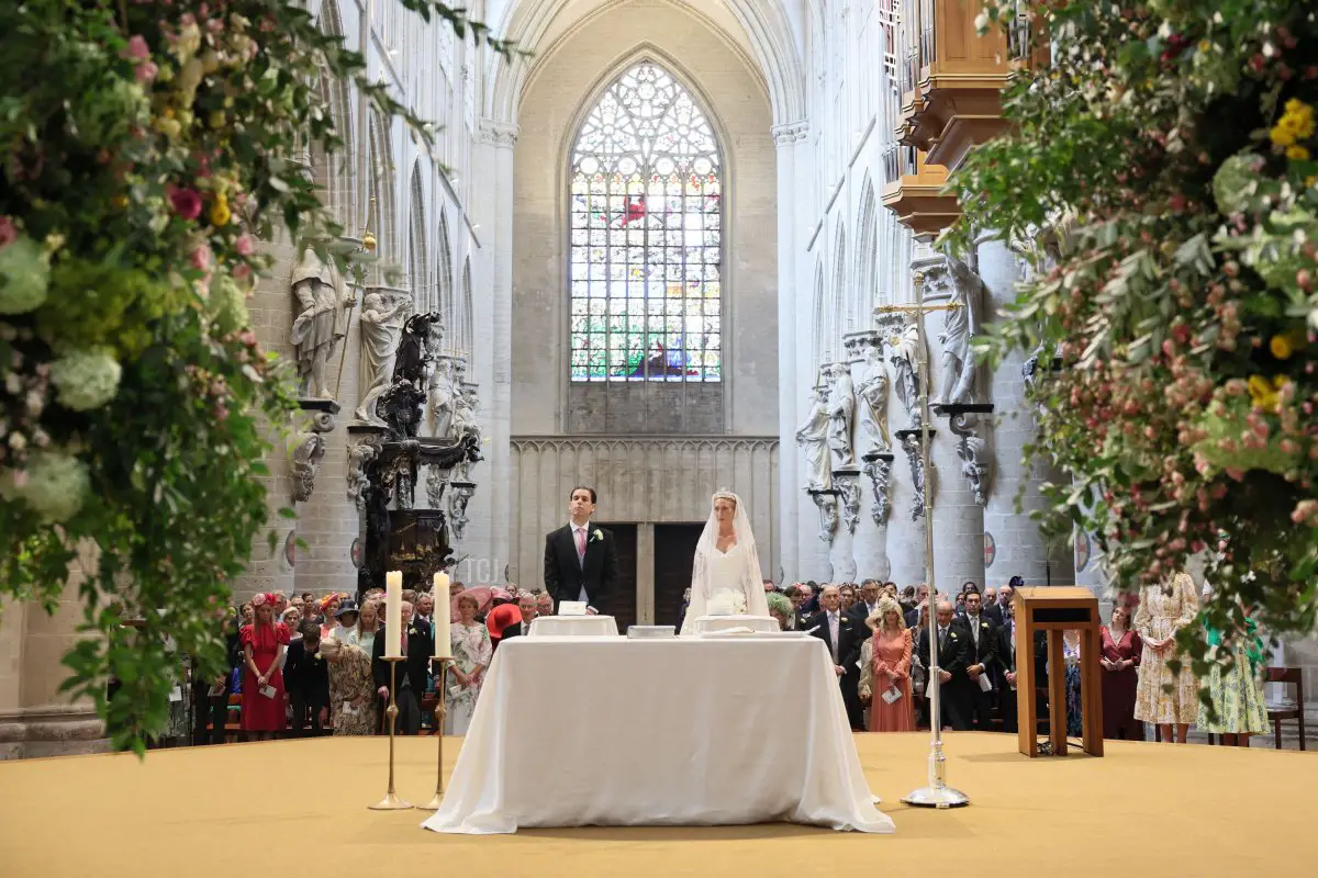 La Principessa Maria-Laura del Belgio e William Isvy durante la cerimonia di matrimonio presso la Cattedrale di San Michele e San Gudula a Bruxelles il 10 settembre 2022