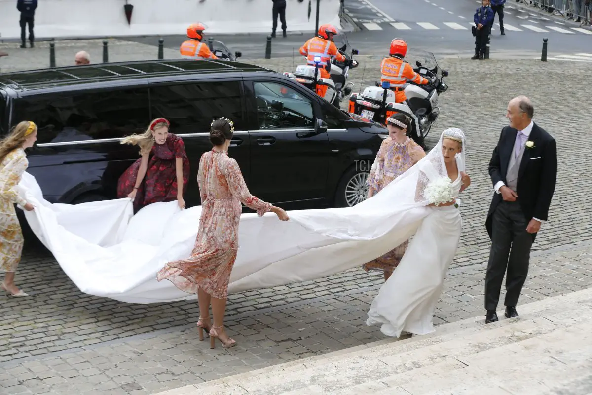 La Principessa Maria Laura e suo padre, il Principe Lorenz del Belgio, arrivano alla cerimonia di matrimonio di Maria-Laura del Belgio e William Isvy, presso la Cattedrale di San Michele e San Gudula, sabato 10 settembre 2022, a Bruxelles