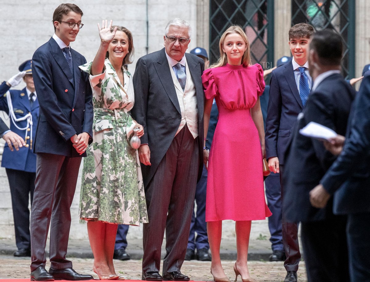 Il Principe Nicolas del Belgio, la Principessa Claire del Belgio, il Principe Laurent del Belgio, la Principessa Louise del Belgio e il Principe Aymeric del Belgio arrivano al Municipio di Bruxelles per il matrimonio ufficiale della Principessa Maria-Laura del Belgio e William Isvy il 10 settembre 2022