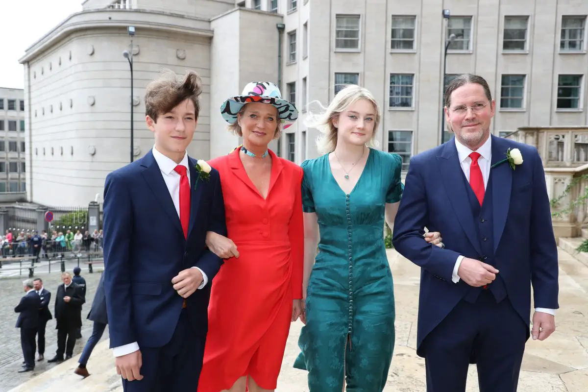 La Principessa Delphine (2° a sinistra) posa con suo marito Jim O'Hare (a destra) e i loro figli Oscar e Joséphine per una foto mentre arrivano alla cerimonia di matrimonio della Principessa Maria-Laura del Belgio e William Isvy, presso la Cattedrale di San Michele e San Gudula a Bruxelles il 10 settembre 2022