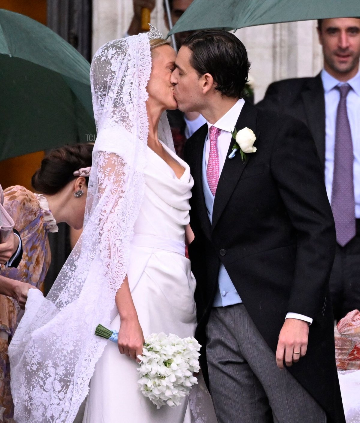 La Principessa Maria Laura e William Isvy si baciano mentre escono dopo la cerimonia di matrimonio della Principessa Maria-Laura del Belgio e William Isvy, presso la Cattedrale di San Michele e San Gudula, sabato 10 settembre 2022, a Bruxelles