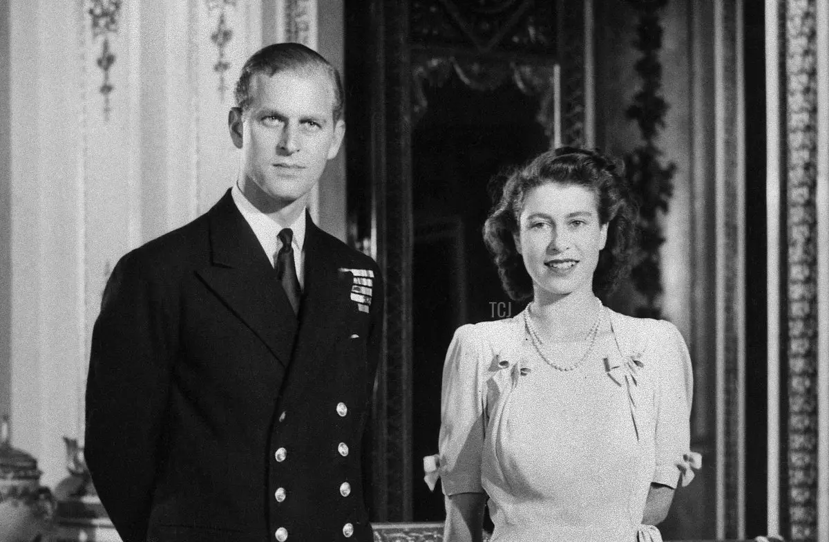 La Principessa Elisabetta (futura Regina Elisabetta II) e il suo fidanzato, Filippo Mountbatten (futuro Duca di Edimburgo) posano a Buckingham Palace il 9 luglio 1947, giorno in cui il loro fidanzamento è stato ufficialmente annunciato