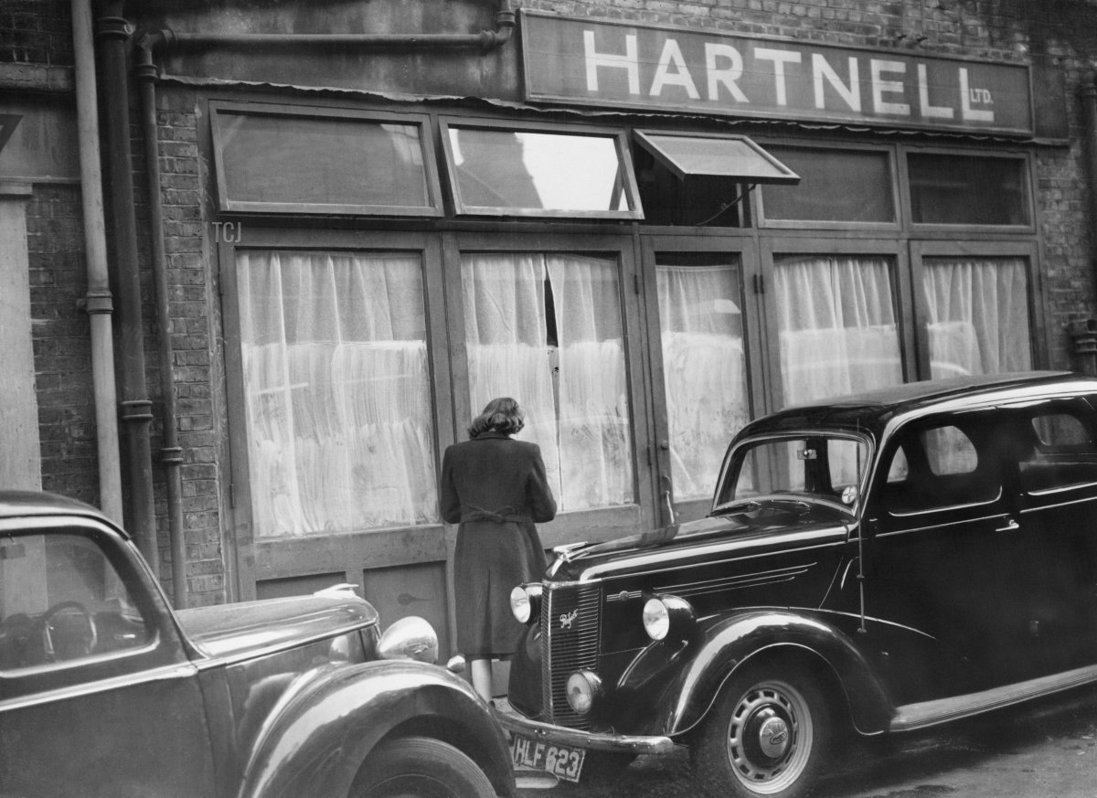 Il salone di Bruton Lane del designer di moda britannico Norman Hartnell a Mayfair, Londra, 24 ottobre 1947