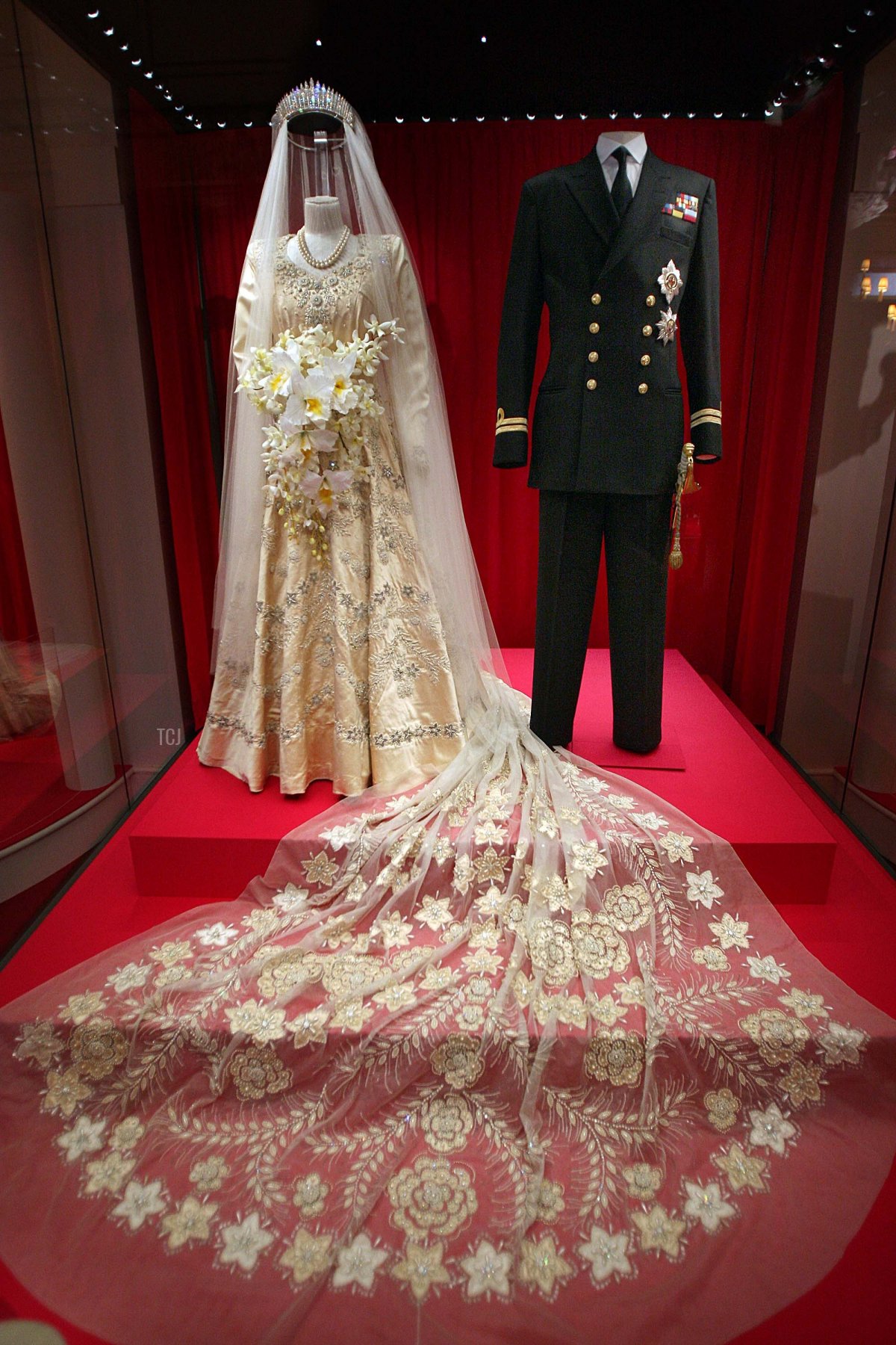 L'abito da sposa della Principessa Elisabetta, progettato da Norman Hartnell, e l'uniforme navale reale del Duca di Edimburgo sono esposti all'esposizione 'Matrimonio Reale: 20 Novembre 1957' a Buckingham Palace il 27 luglio 2007 a Londra