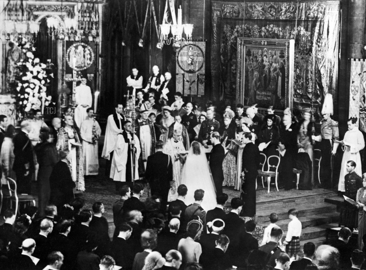 La Principessa Elisabetta d'Inghilterra e Filippo, il Duca di Edimburgo, durante la cerimonia nuziale, 20 novembre 1947, all'Abbazia di Westminster