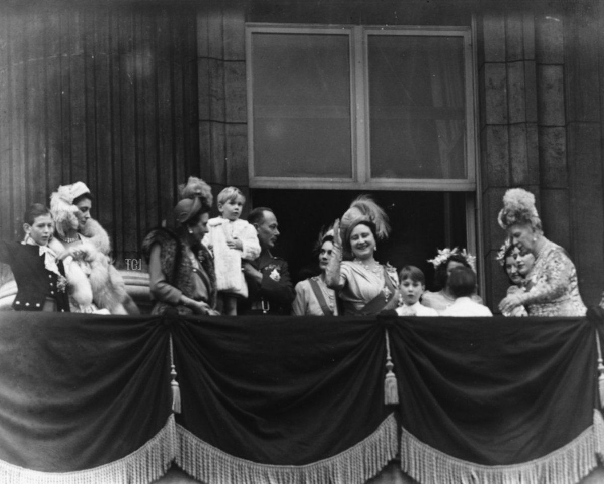 Membri della Famiglia Reale sul balcone dopo le nozze della Principessa Elisabetta e Filippo Mountbatten; (S-D) Duca di Kent, Duchessa di Kent, Principessa Andrea di Grecia, Duca di Gloucester con il Principe Richard, Duchessa di Gloucester, Regina Elisabetta, Principe William di Gloucester, Principe Michael di Kent, Principessa Elisabetta e Regina Mary, a Buckingham Palace, Londra, 20 novembre 1947