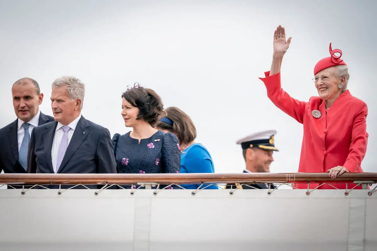 La Regina Margherita II di Danimarca saluta alla partenza dello Yacht Reale Dannebrog, a Copenaghen, l'11 settembre 2022, durante il 50° anniversario del suo accesso al trono