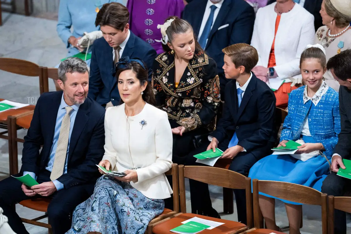 Il Principe Ereditar Maestro Frederik e la Principessa Ereditaria Mary di Danimarca e i loro figli, il Principe Christian, la Principessa Isabella, il Principe Vincent e la Principessa Josephine, partecipano a un servizio per segnare il 50° anniversario dell'accesso al trono della Regina Margherita II, presso la Cattedrale di Copenaghen.