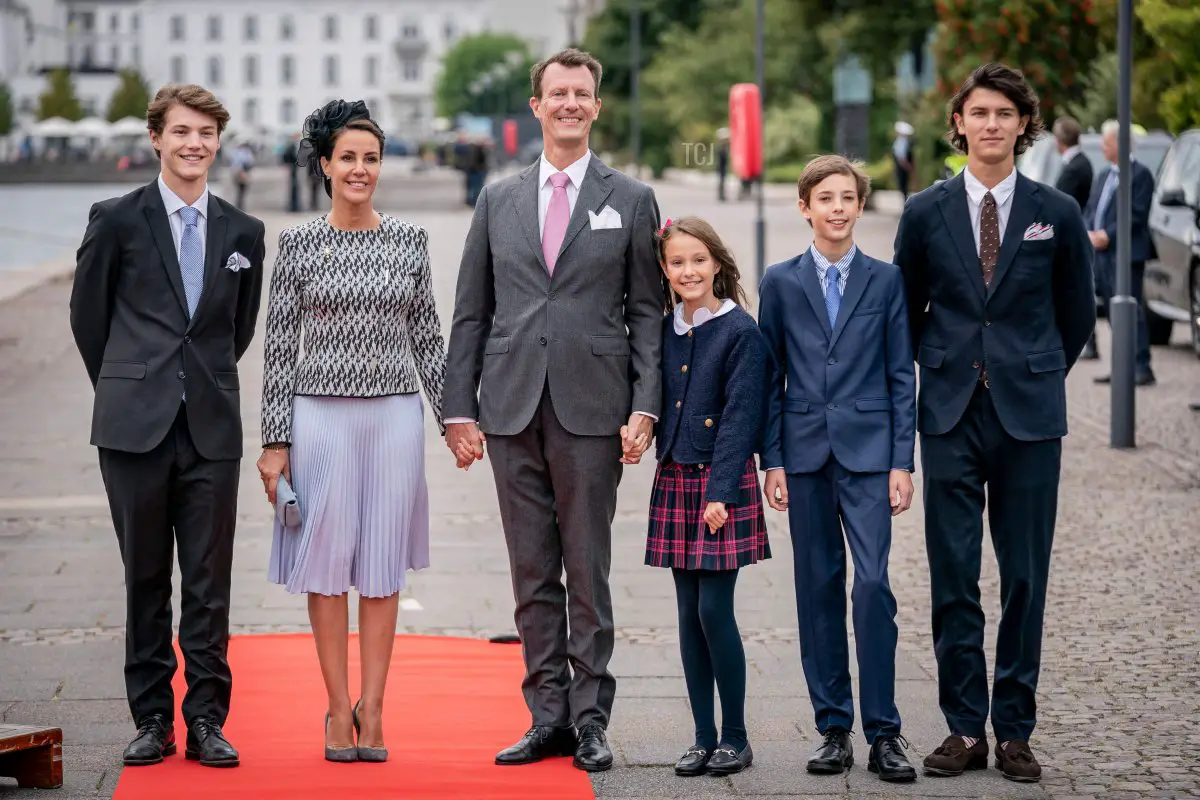 Il Principe Felix, la Principessa Marie, il Principe Joachim, la Principessa Athena, il Principe Henrik e il Principe Nikolai arrivano per un pranzo sullo Yacht Reale Dannebrog, a Copenaghen, l'11 settembre 2022, durante il 50° anniversario dell'accesso al trono della Regina Margherita II di Danimarca