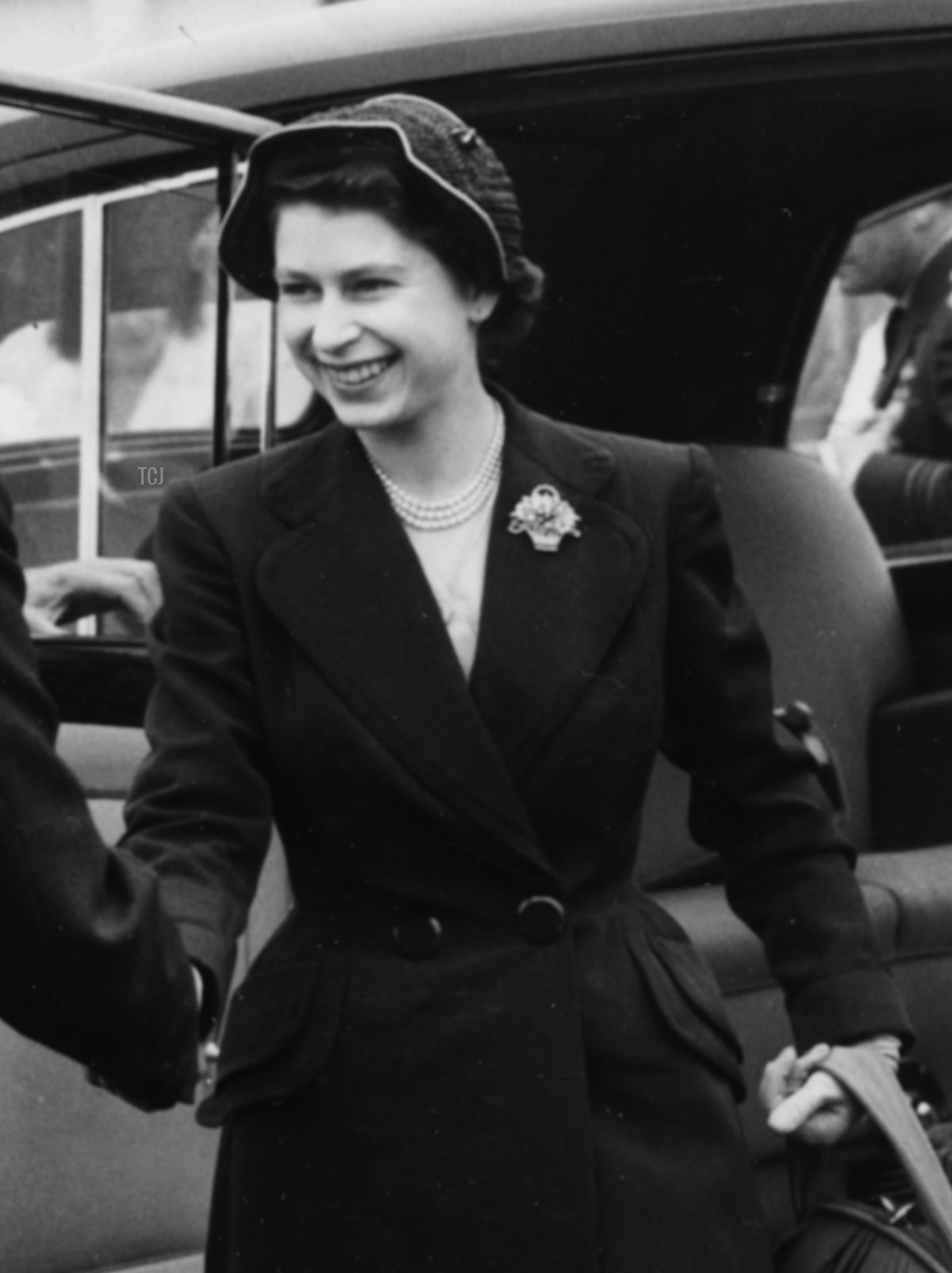 La Principessa Elisabetta viene accolta all'arrivo all'aeroporto di Londra, diretta a Balmoral, Inghilterra, 4 agosto 1951