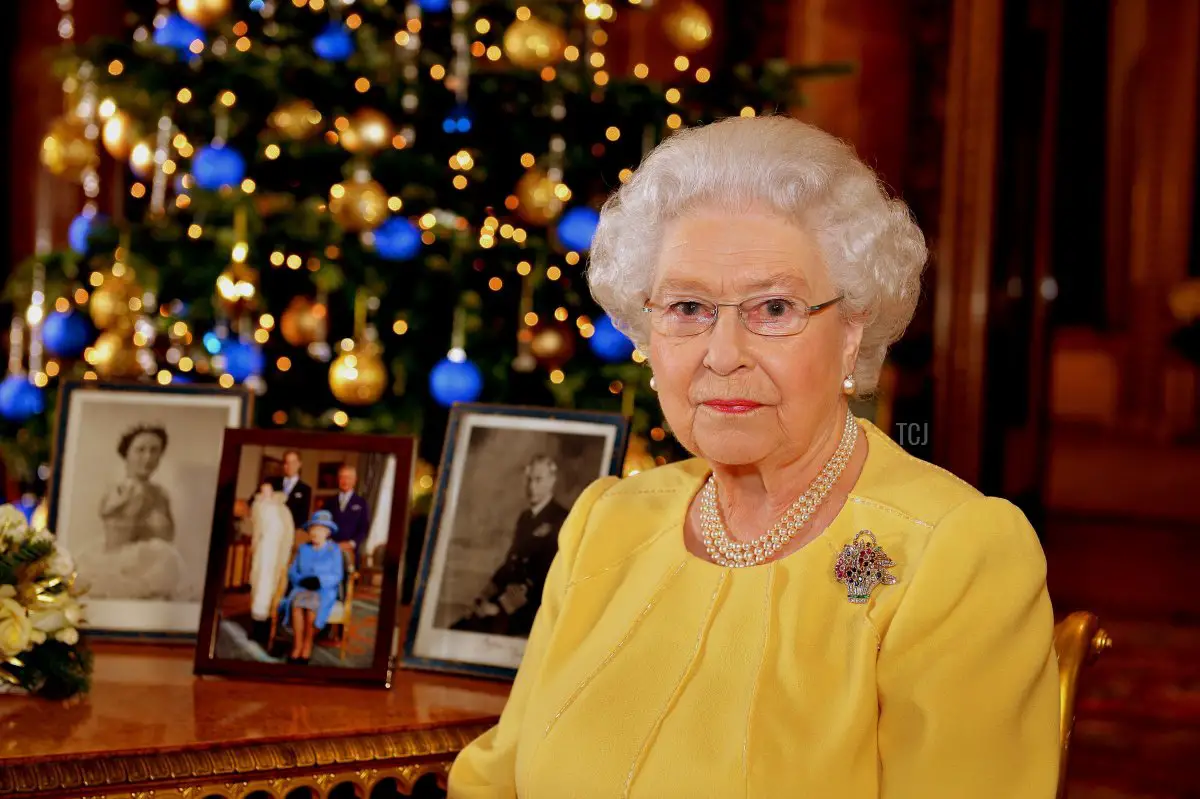 La Regina Elisabetta II registra il suo messaggio di Natale per il Commonwealth, nel Blue Drawing Room di Buckingham Palace il 12 dicembre 2013 a Londra, Inghilterra