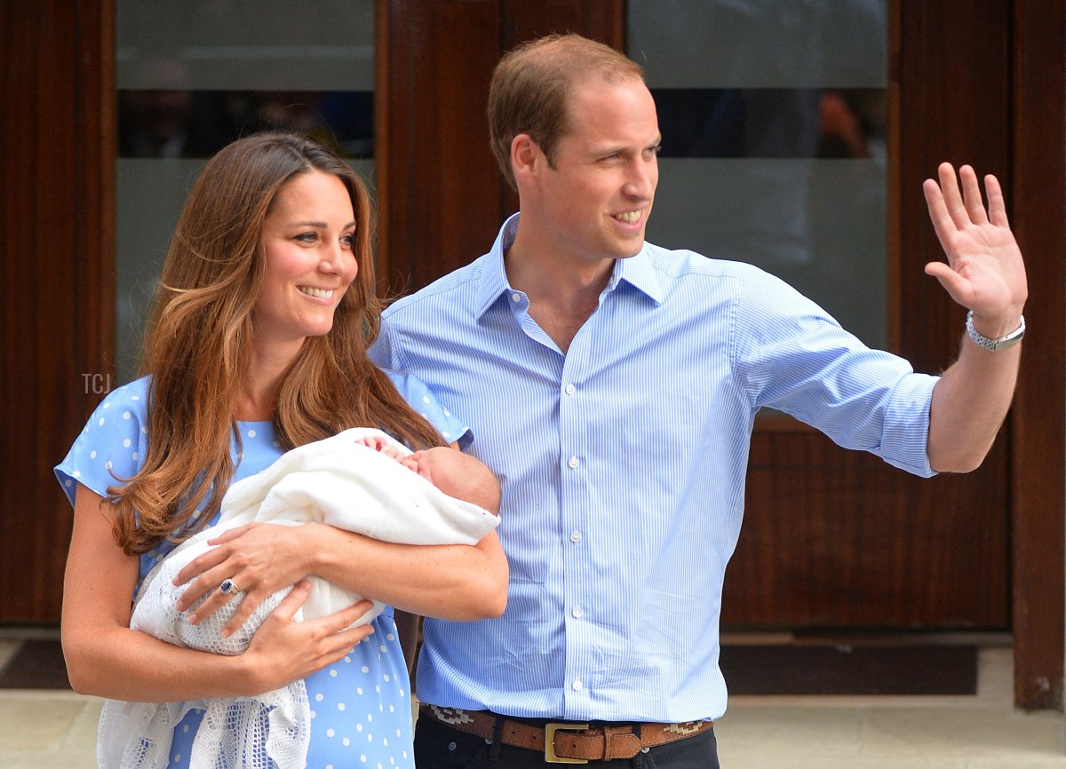 Il Principe William e Catherine, Duchessa di Cambridge mostrano il loro neonato ai media mondiali all'esterno del Lindo Wing dello St Mary's Hospital di Londra il 23 luglio 2013