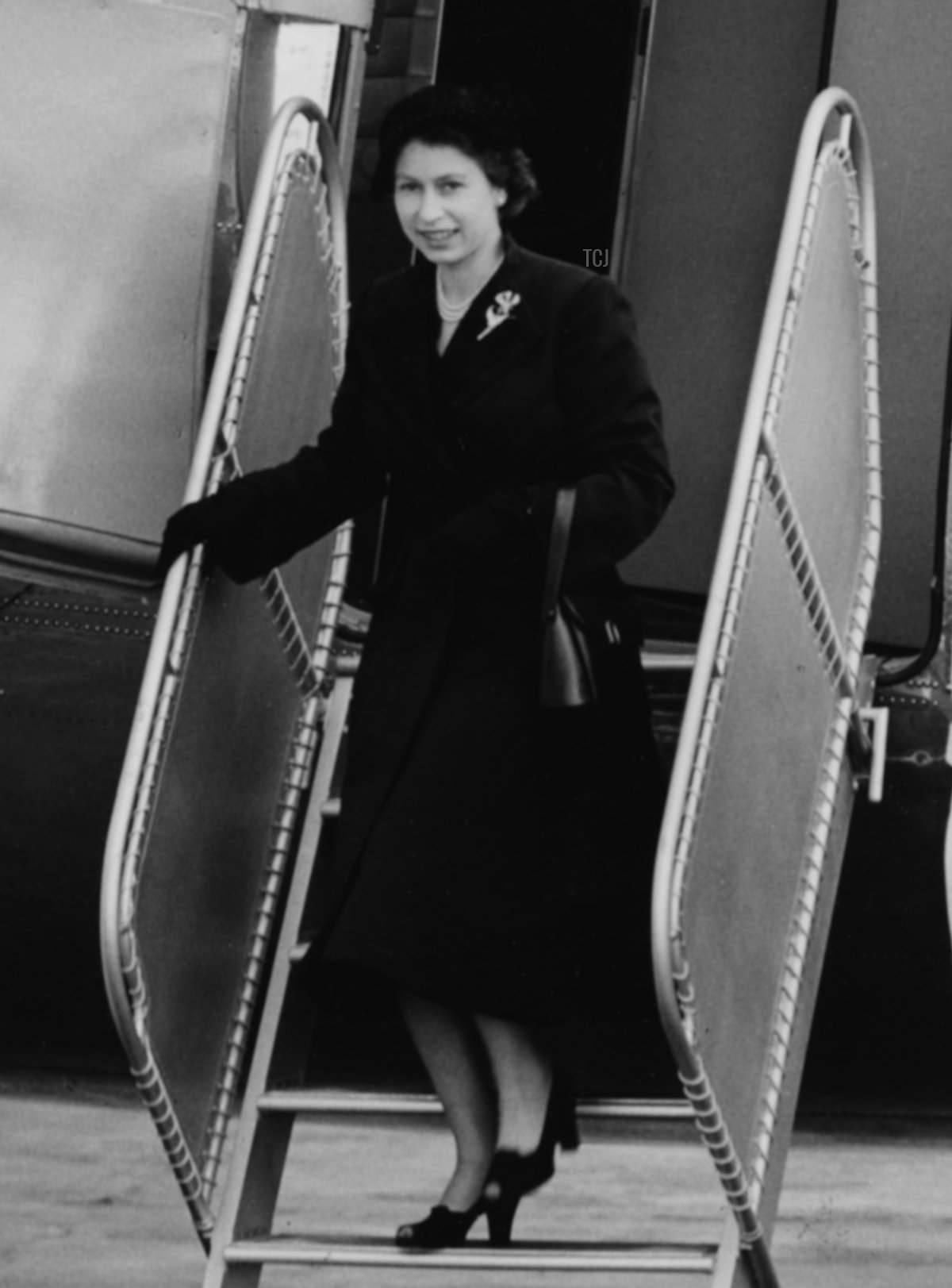 La Regina Elisabetta II riceve il saluto dell'equipaggio mentre lascia il suo aereo Viking del Volo del Re, Aeroporto di Londra, 3 giugno 1952