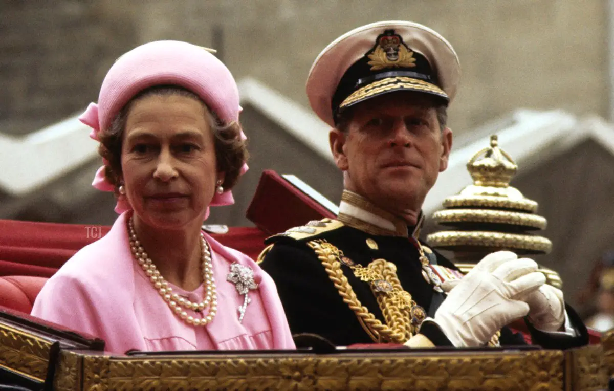 La Regina Elisabetta II e il Duca di Edimburgo nel landò aperto durante il ritorno a Buckingham Palace dopo il pranzo al Guildhall per celebrare il Giubileo d'Argento