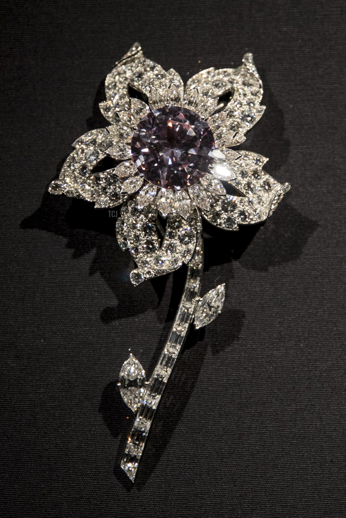 Il broche Williamson prestato da Sua Maestà la Regina Elisabetta II esposto alla Cartier: La Mostra Media Preview presso la National Gallery of Australia il 28 marzo 2018 a Canberra, Australia