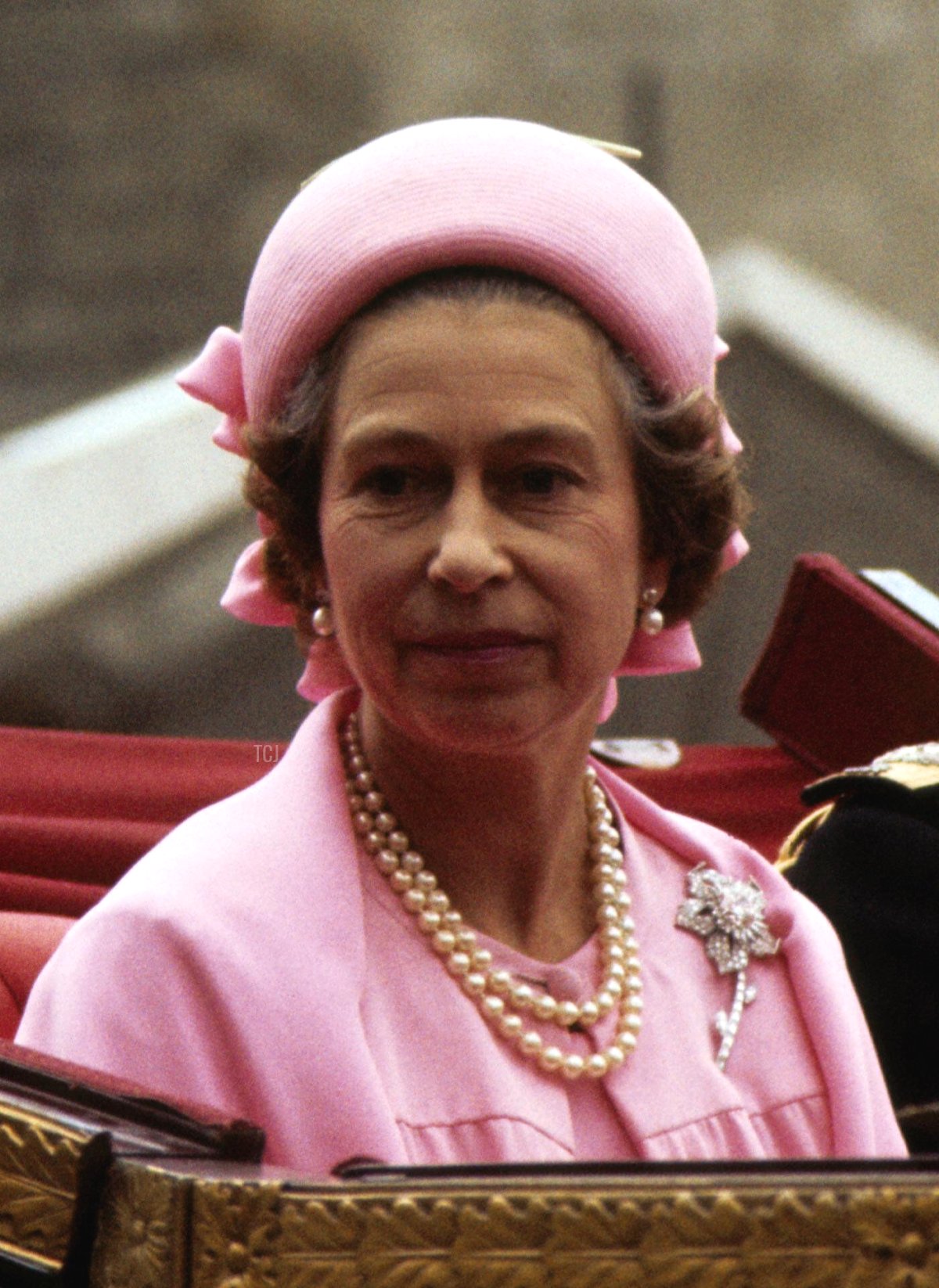 La Regina Elisabetta II e il Duca di Edimburgo nel landò aperto durante il ritorno a Buckingham Palace dopo il pranzo al Guildhall per celebrare il Giubileo d'Argento