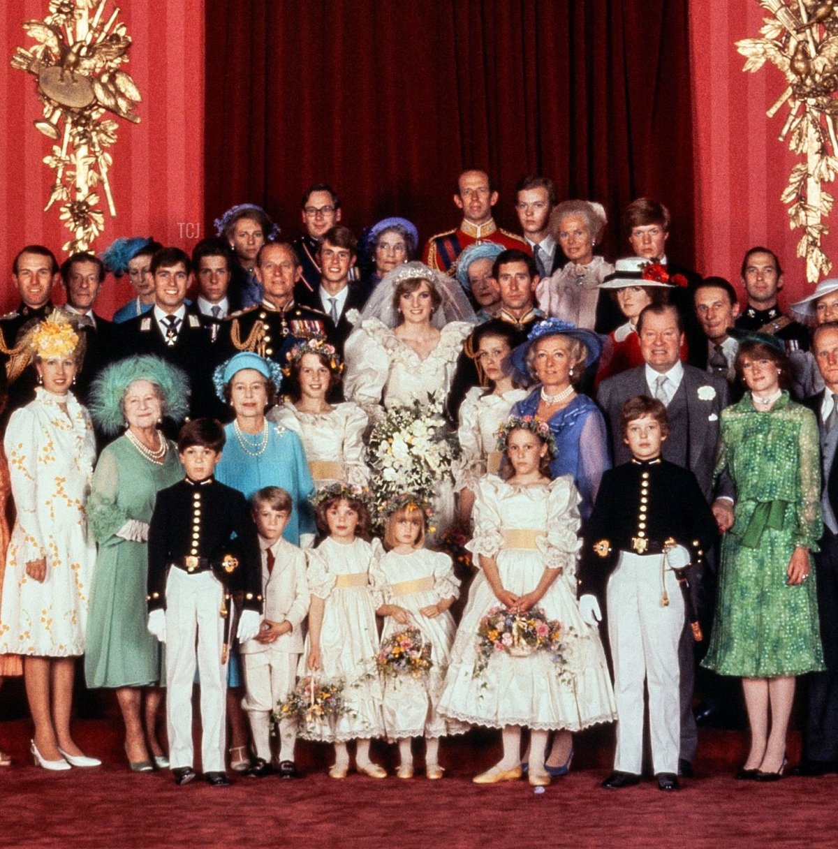 Foto scattata il 29 luglio 1981 mostra le famiglie reali europee che parteciparono al matrimonio del Principe Carlo (C-R) e Lady Diana (C-L) la Principessa di Galles