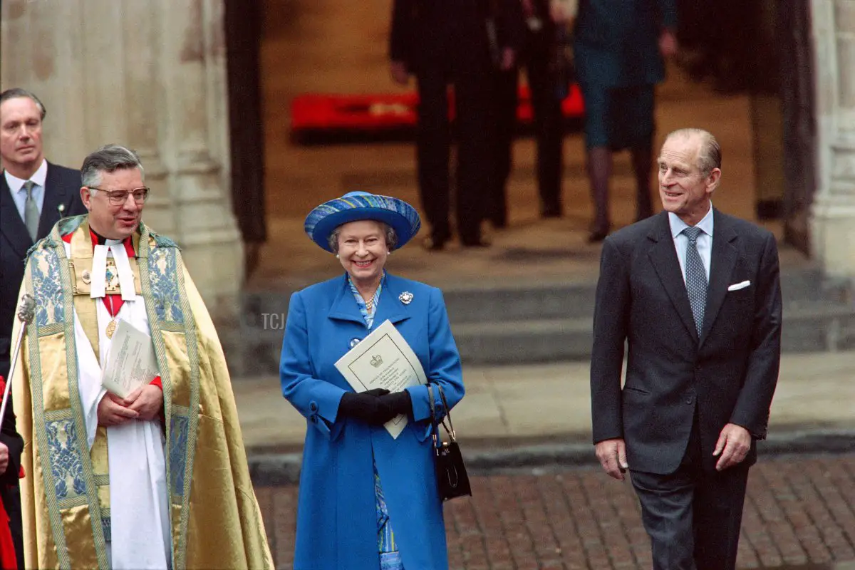 La Regina Elisabetta II (C) e il Principe Filippo (D) di buon umore dopo aver ringraziato il Decano di Westminster (S) per un servizio speciale all'Abbazia di Westminster per celebrare il loro 50° anniversario di matrimonio, lasciano l'Abbazia di Westminster il 20 novembre 1997