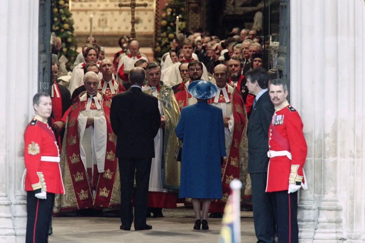 La Regina Elisabetta II e il Principe Filippo arrivano all'Abbazia di Westminster a Londra per un servizio speciale che celebra il loro 50° anniversario di matrimonio il 20 novembre 1997