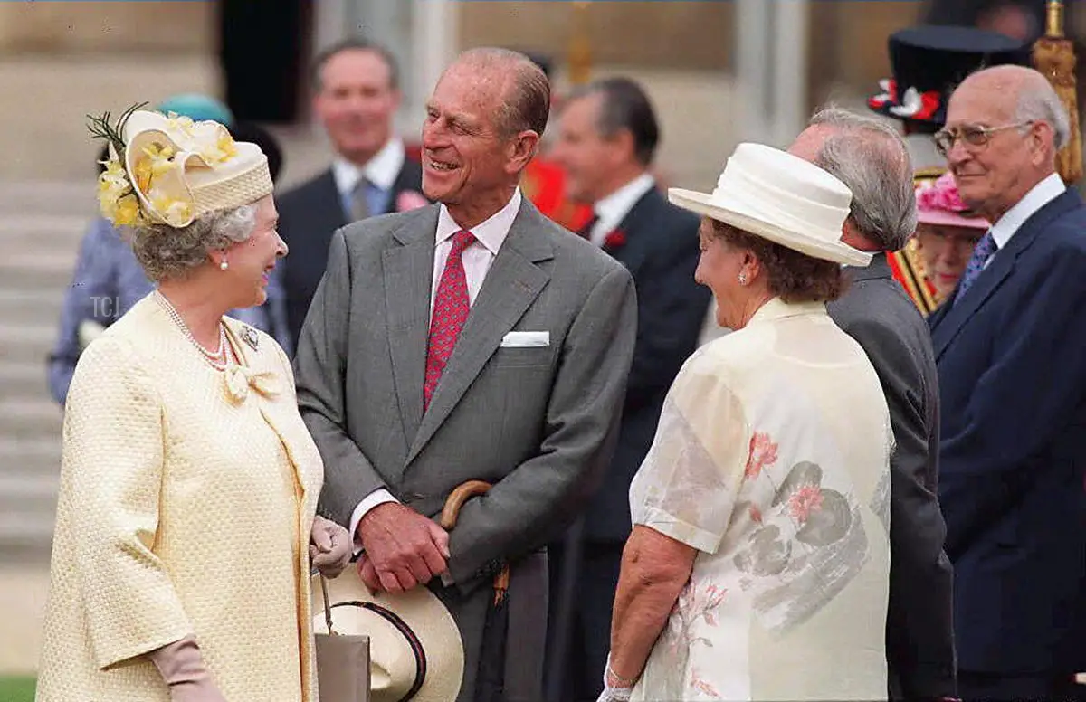 La Regina Elisabetta II e il Duca di Edimburgo (C) incontrano ospiti, tutte coppie che celebrano 50 anni di matrimonio, al party speciale per il 50° anniversario di matrimonio al giardino di Buckingham Palace, 15 luglio 1997